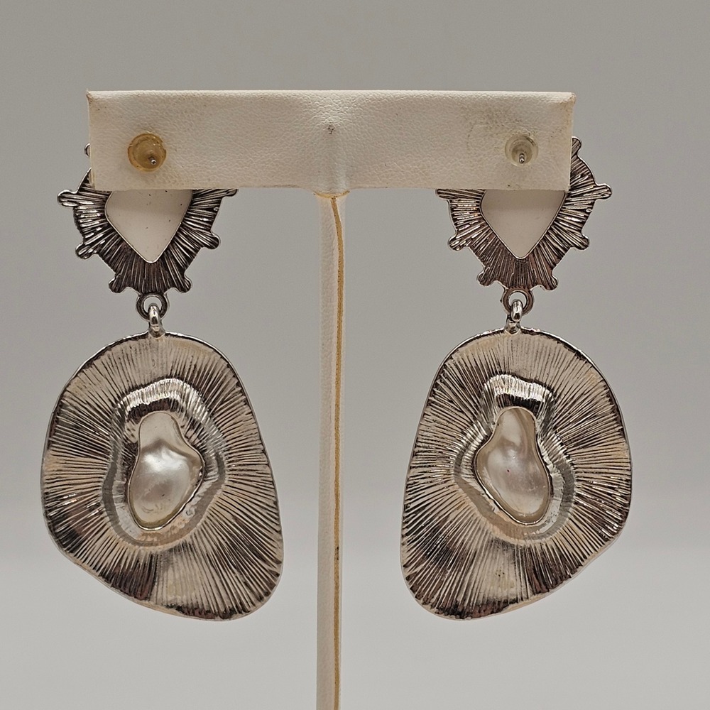 Silver Tone Earrings Baroque Simulated Pearl Hammered Metal Drop Modern - Picture 7 of 14
